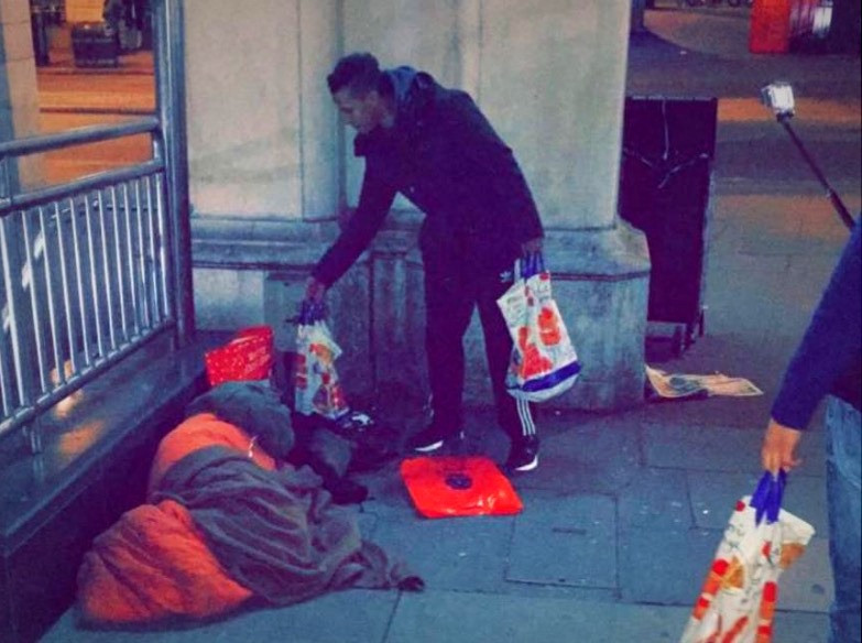 Ένας «Άγιος Βασίλης» μοίρασε δώρα πρώτης ανάγκης στους άστεγους του Λονδίνου