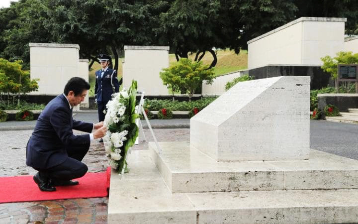Ιστορική επίσκεψη του Ιάπωνα πρωθυπουργού στο Περλ Χάρμπορ 75 χρόνια μετά την επίθεση
