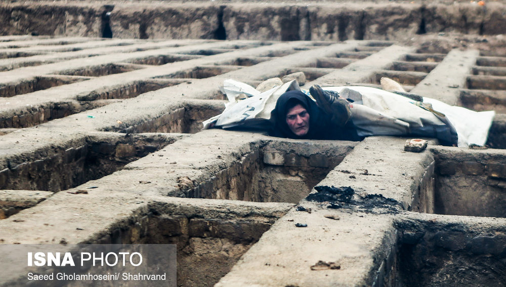 Άστεγοι του Ιράν κοιμούνται σε άδειους τάφους [Βίντεο