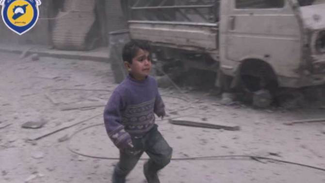 Παιδιά στη Συρία τρέχουν να γλιτώσουν από τις βόμβες [Βίντεο]