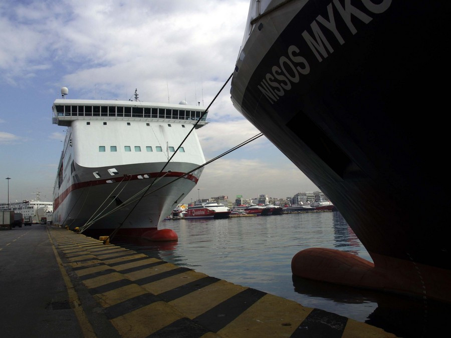 Προβλήματα στις ακτοπλοϊκές συγκοινωνίες – Δύο πλοία προσέκρουσαν σε λιμάνια