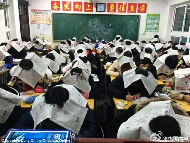 Έβαλαν εφημερίδες στα κεφάλια των μαθητών για να μην αντιγράφουν
