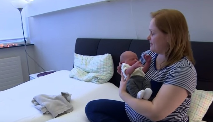 Ισλανδία: Το πρώτο παιδί του 1980 γέννησε το πρώτο παιδί του 2017 [Βίντεο]