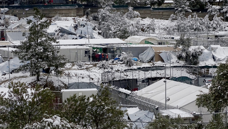 «Θάφτηκαν» κάτω από το χιόνι οι σκηνές των προσφύγων στα νησιά [ΦΩΤΟΓΡΑΦΙΕΣ]