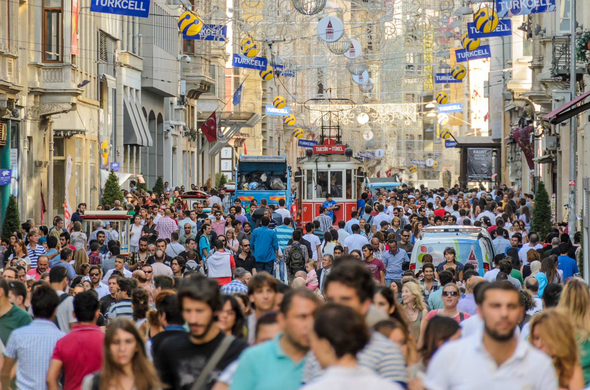 Κωνσταντινούπολη: «Βουτιά» 26% στην τουριστική κίνηση το 2016
