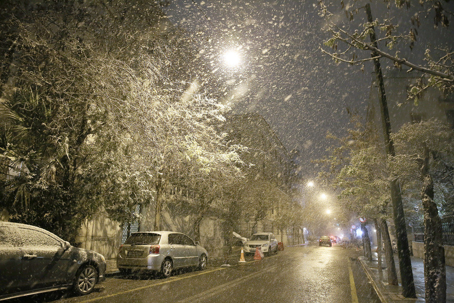 Χιονίζει στο κέντρο της Αθήνας [ΦΩΤΟΓΡΑΦΙΕΣ]