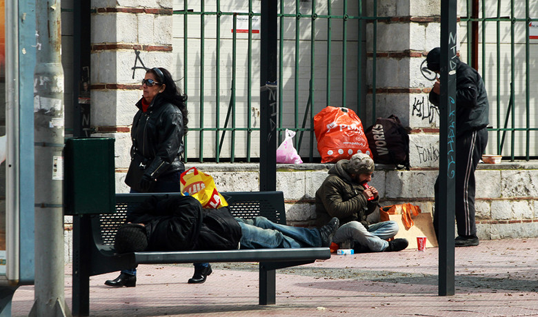 Υπάλληλος του Δήμου Αθηναίων έκλεισε θερμαινόμενη αίθουσα για άστεγους επειδή… σχόλασε