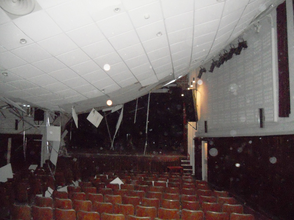 Κατέρρευσε στέγη θεάτρου από το χιόνι στη Λέσβο [ΦΩΤΟΓΡΑΦΙΕΣ]