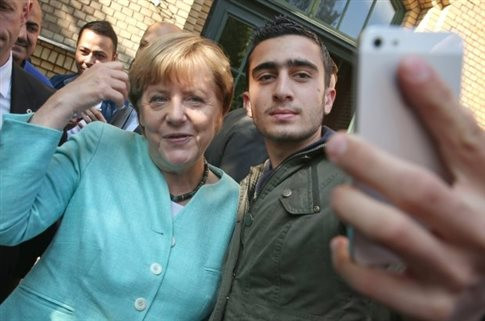 Πρόσφυγας κάνει μήνυση για την selfie που είχε βγάλει με την Μέρκελ