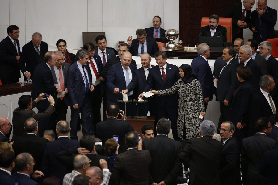 Βουλευτές ήρθαν στα χέρια μέσα στο τουρκικό κοινοβούλιο [ΒΙΝΤΕΟ]