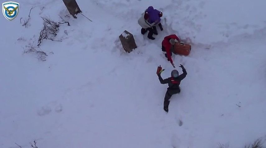 Καρέ – καρέ η διάσωση εγκλωβισμένων από το χιόνι στη Σκόπελο [ΒΙΝΤΕΟ]