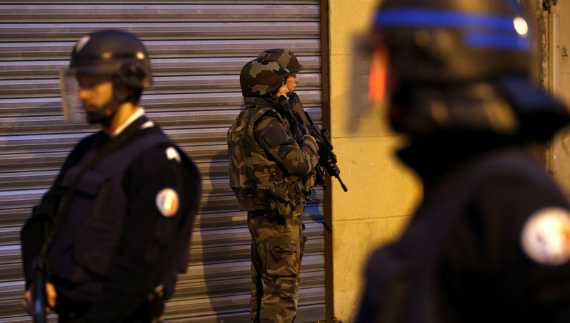 Συνελήφθησαν δύο νέοι ύποπτοι για τις επιθέσεις σε Παρίσι και Βρυξέλλες