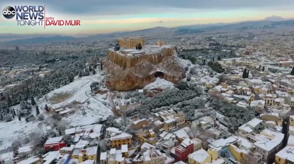 Τα διεθνή ΜΜΕ θαυμάζουν τη χιονισμένη Ακρόπολη πετώντας από πάνω της [ΒΙΝΤΕΟ]