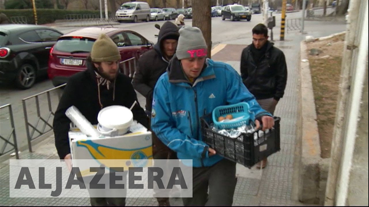 Πρόσφυγες μοιράζουν φαγητό σε άστεγους κι άπορους Έλληνες [ΒΙΝΤΕΟ]