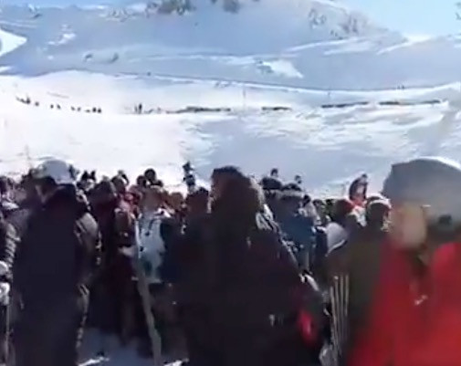 Xάος στο χιονοδρομικό του Παρνασσού – Πιάστηκαν στα χέρια στις ουρές [ΒΙΝΤΕΟ]