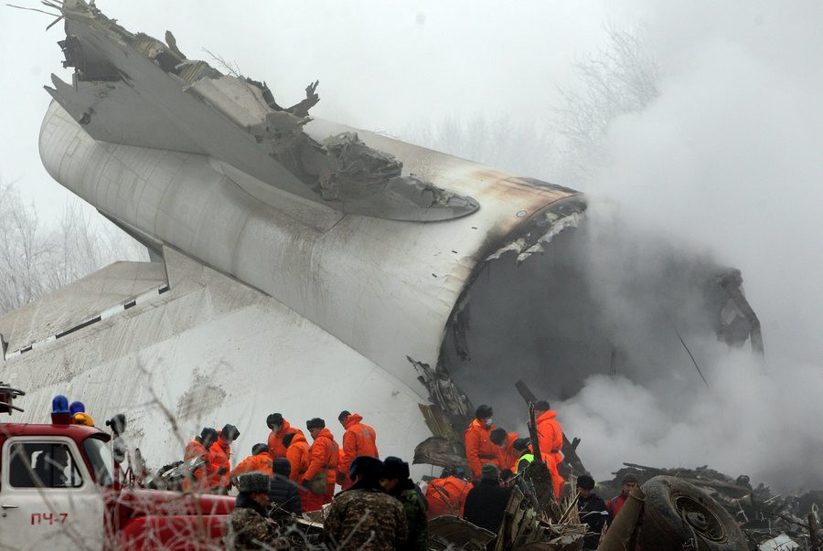 Σε λάθος του πιλότου οφείλεται η συντριβή του αεροσκάφους στο Κιργιστάν – Στους 37 οι νεκροί
