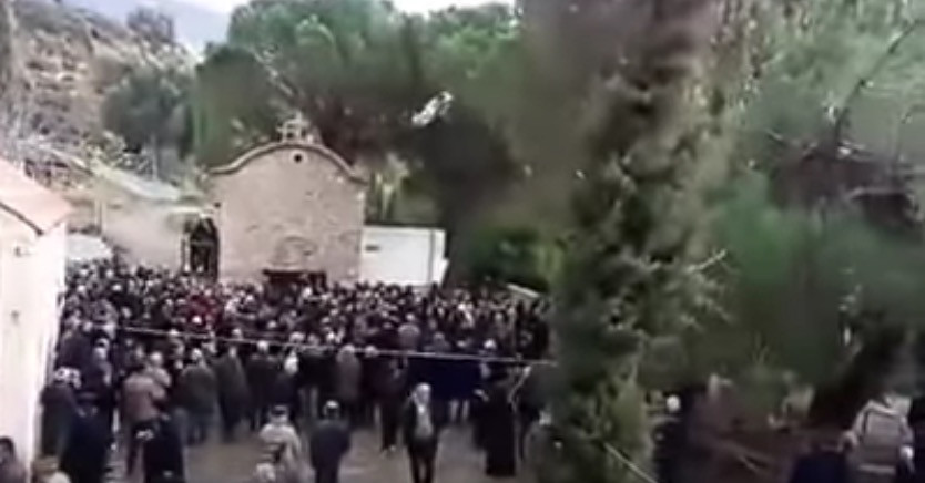 Βροχή οι σφαίρες σε κηδεία ηγούμενου στην Κρήτη [Βίντεο]