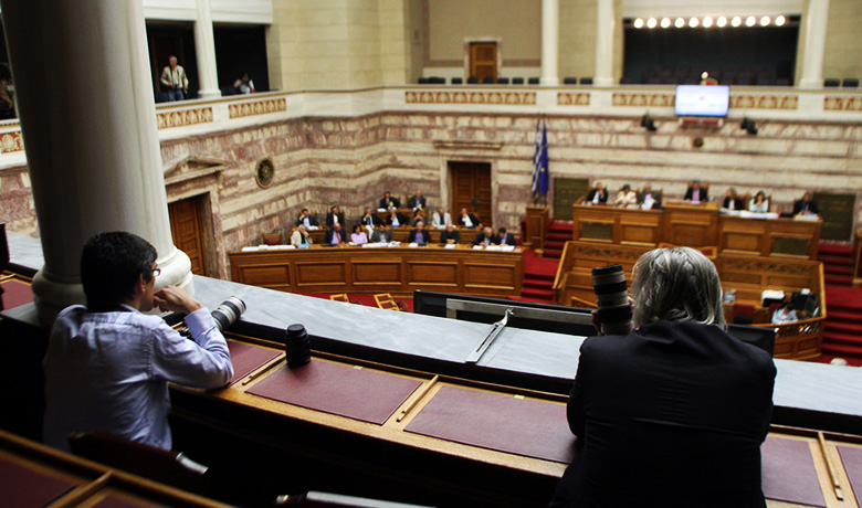 LIVE: Οι πολιτικοί αρχηγοί  διασταυρώνουν τα ξίφη τους στη Βουλή για την αγροτική πολιτική