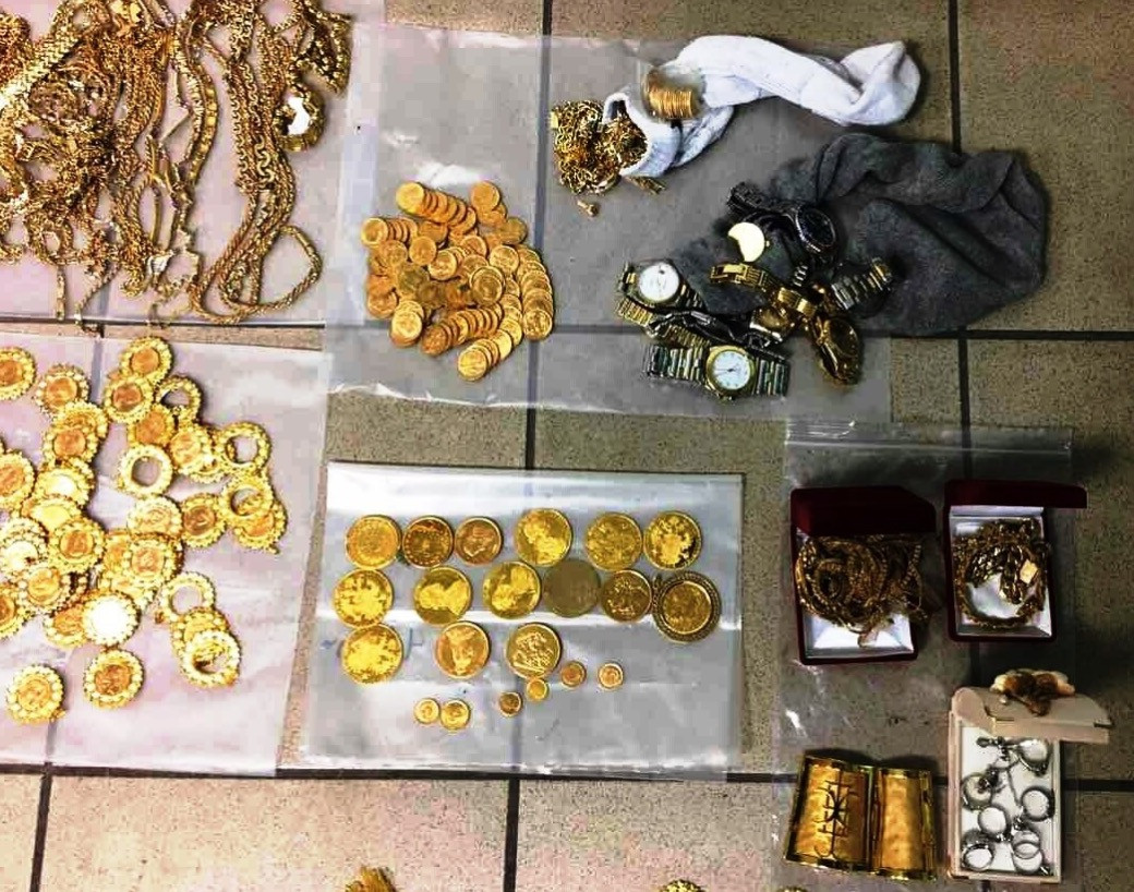 Χρυσές λίρες και κοσμήματα εκ. ευρώ βρέθηκαν στις θυρίδες του κυκλώματος των Ρομά