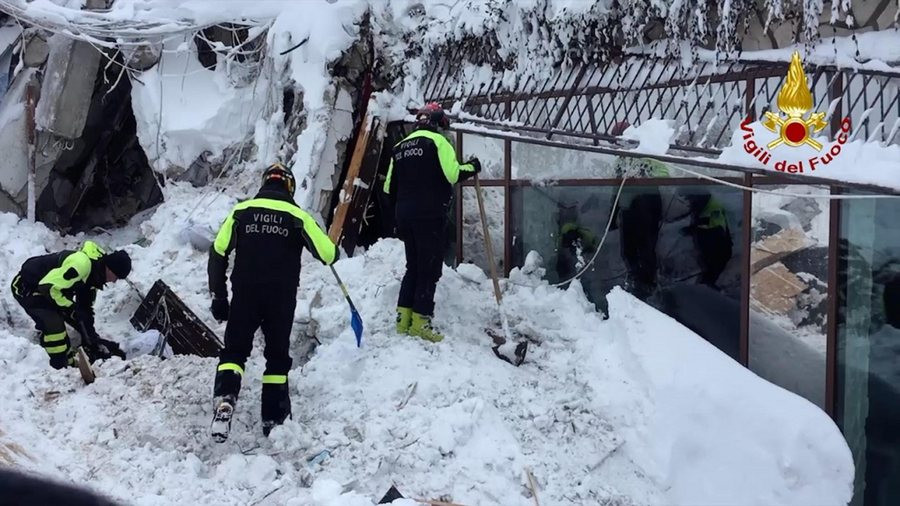 Ιταλία: Όλο και λιγότερες οι ελπίδες για επιζώντες στο ξενοδοχείο που καταπλακώθηκε από χιονοστιβάδα