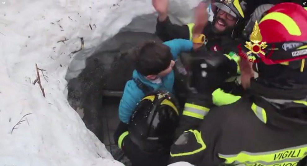 BINTEO: Οκτώ άνθρωποι ανασύρονται ζωντανοί από το θαμμένο στο χιόνι ξενοδοχείο