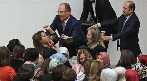 Ξύλο μεταξύ γυναικών στην τουρκική βουλή [ΦΩΤΟ+ΒΙΝΤΕΟ]