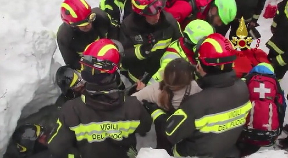 Τέσσερα παιδιά σώθηκαν από τα παγωμένα συντρίμμια του ξενοδοχείου στην Ιταλία