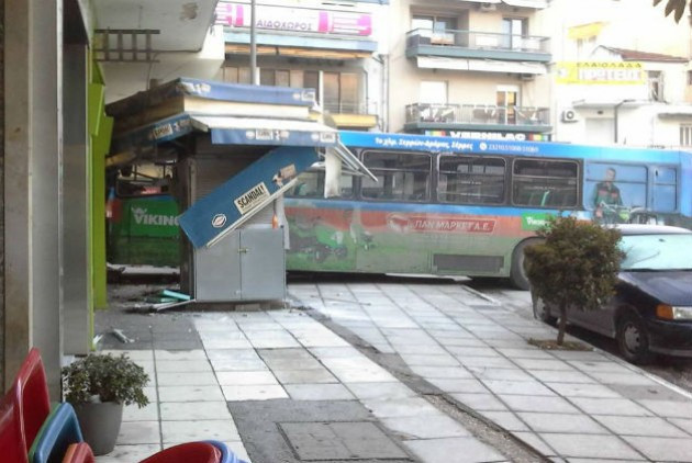 Τρελό λεωφορείο έπεσε σε τζαμαρία καταστήματος στις Σέρρες [ΦΩΤΟΓΡΑΦΙΕΣ]