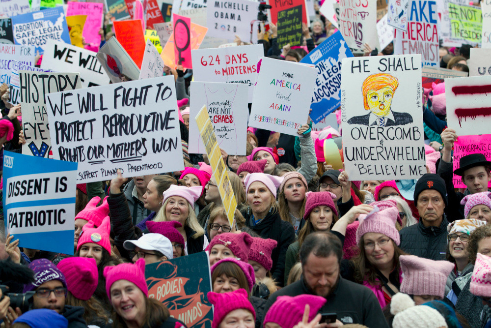 Χιλιάδες γυναίκες (κι όχι μόνο) διαδήλωσαν σε όλο τον κόσμο κατά του Τραμπ