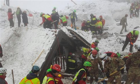 Ιταλία: Οι εγκλωβισμένοι του Rigopiano έτρωγαν χιόνι και τραγουδούσαν για να επιβιώσουν