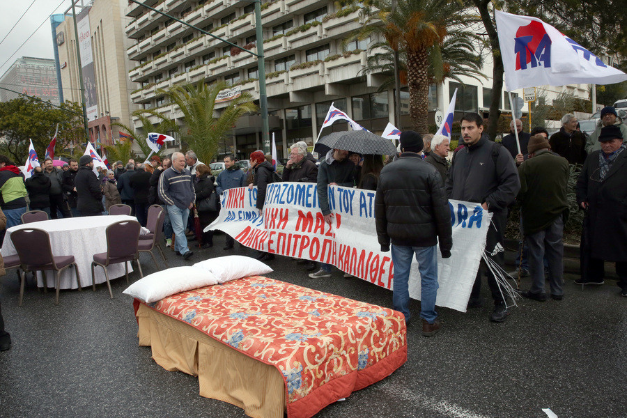 Εργαζόμενοι έστησαν οδόφραγμα έξω από το ξενοδοχείο Athens Ledra