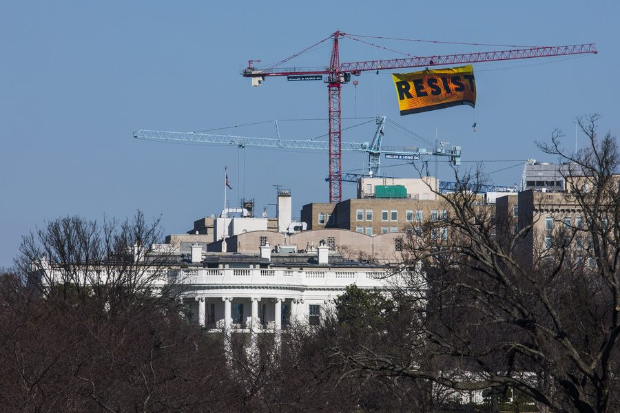 Η Greenpeace ύψωσε πανό κατά του Τραμπ πίσω από τον Λευκό Οίκο [ΒΙΝΤΕΟ]