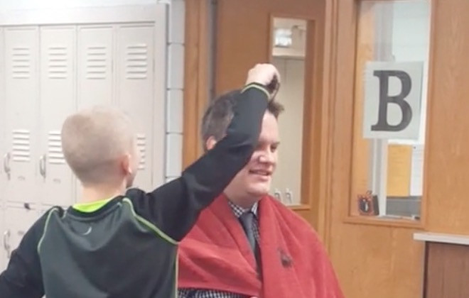 Διευθυντής σχολείου παραδίδει μάθημα κατά του bulling αφήνοντας έναν μαθητή να του ξυρίσει το κεφάλι