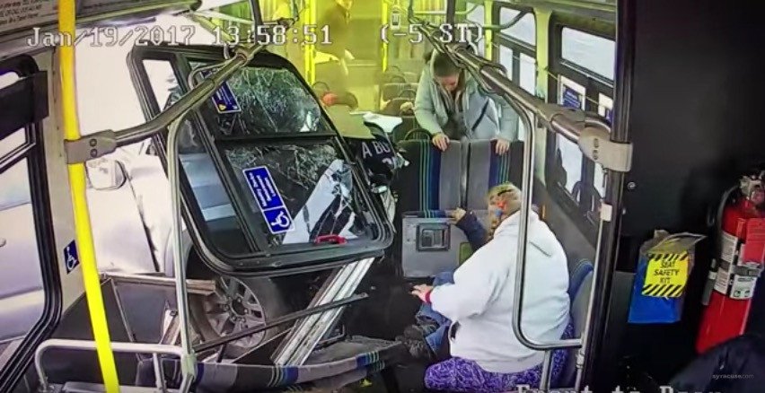 Η στιγμή που ένα φορτηγό πέφτει πάνω σε λεωφορείο [Βίντεο]
