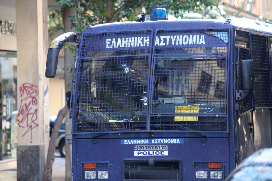 Επιθέσεις με πέτρες κατά διμοιρίας των ΜΑΤ στη Χαριλάου Τρικούπη