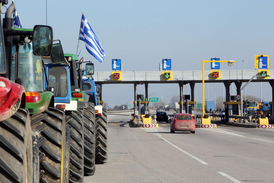 Θεσσαλονίκη: Αγρότες έκλεισαν τα διόδια Μαλγάρων