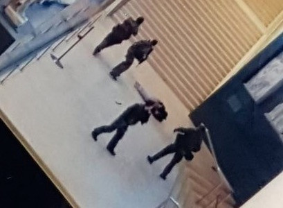 Η στιγμή που οι στρατιωτικοί πυροβολούν τον ένοπλο στο Λούβρο [ΦΩΤΟ]