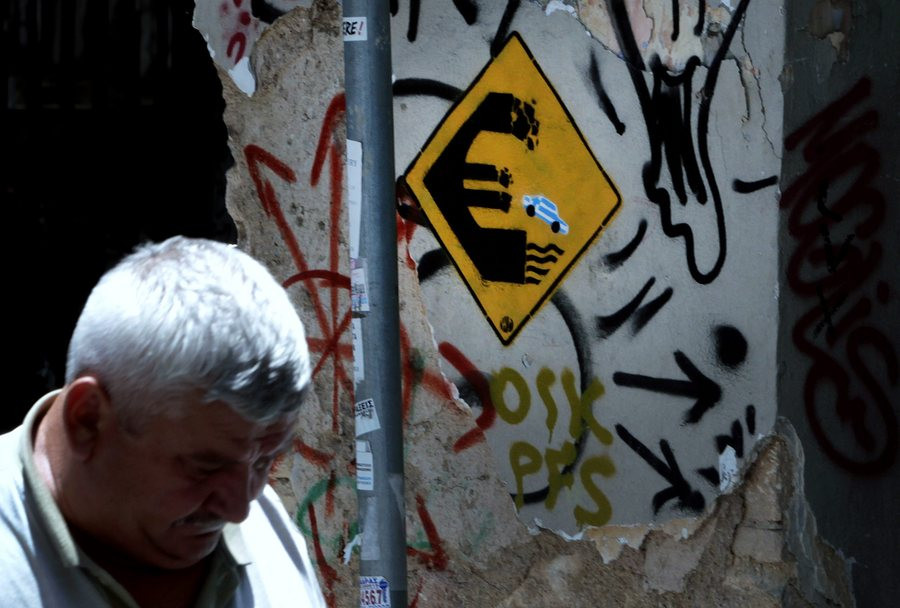 Reuters: Ποιος ωφελείται αν η Ελλάδα χρεοκοπήσει;