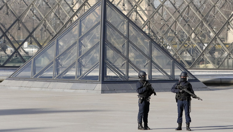 Γαλλία: Ο δράστης της επίθεσης στο Λούβρο αρνείται να μιλήσει στους ανακριτές