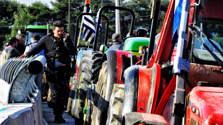 Οι αγρότες ζητούν συνάντηση με Τσίπρα και κλιμακώνουν τις κινητοποιήσεις