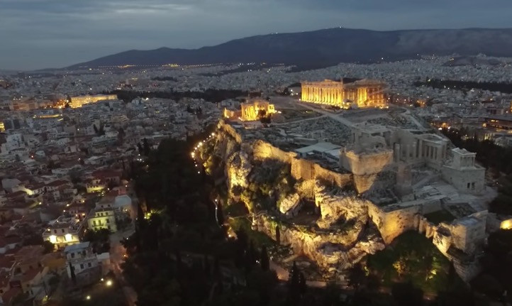 Ένα υπέροχο ξημέρωμα στην Αθήνα υπό τους ήχους της λατέρνας [Βίντεο]