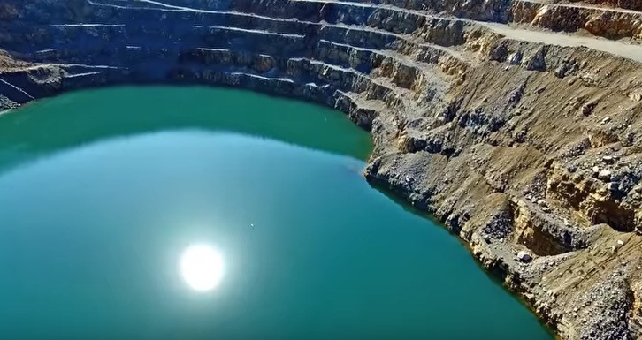 Ένα drone… ταξίδι στη «λίμνη των ανατινάξεων»
