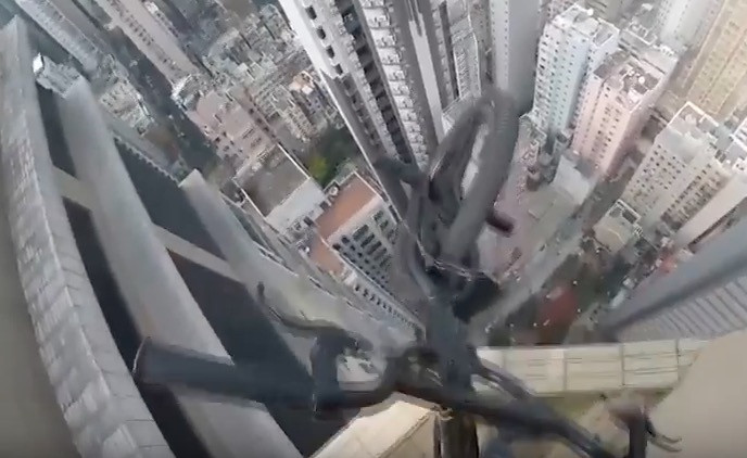 Κάνει ποδήλατο πάνω σε ουρανοξύστη, δίπλα στο απόλυτο κενό! [ΒΙΝΤΕΟ]