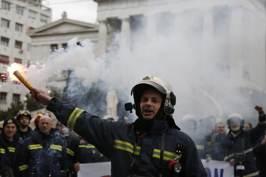 Διάταξη για να συνεχίσουν να εργάζονται οι εποχικοί πυροσβέστες, υποσχέθηκε η Γεροβασίλη