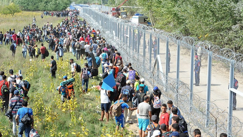 Η Ουγγαρία στήνει και δεύτερο φράχτη για τους πρόσφυγες