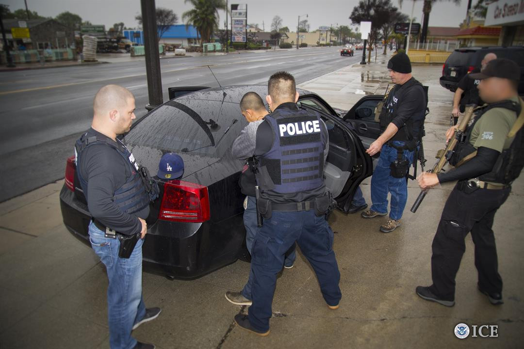 Επιδρομές εναντίον μεταναστών εξαπολύουν οι αμερικανικές αρχές – Εκατοντάδες συλλήψεις