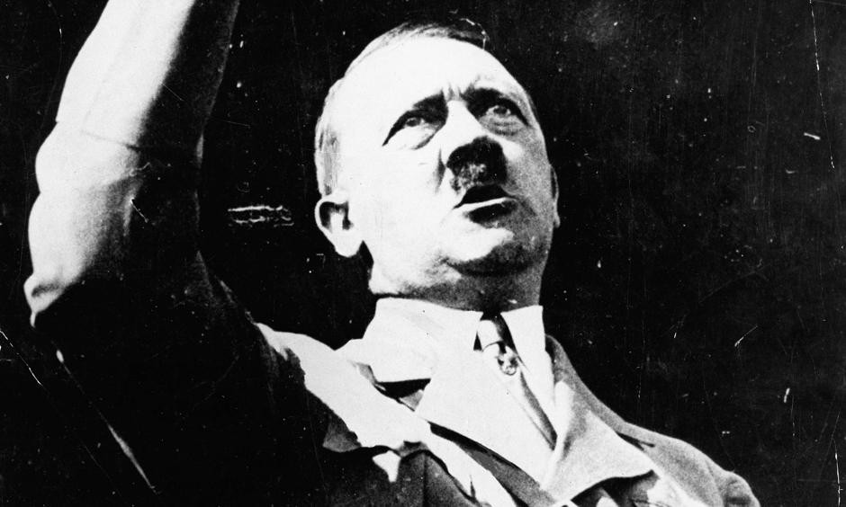 Άντρας κυκλοφορεί ντυμένος Χίτλερ στη γενέτειρα του δικτάτορα