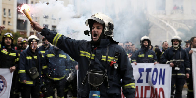 Παραμένουν οι συμβασιούχοι πυροσβέστες, ψηφίστηκε η τροπολογία