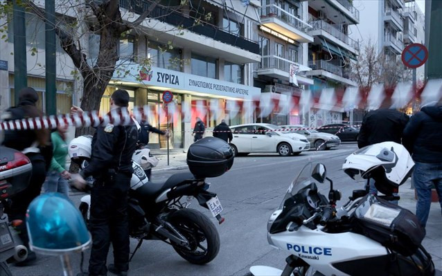 Μολότοφ έξω από τα γραφεία του ΣΥΡΙΖΑ – «Δολοφονική επίθεση από τραμπούκους»