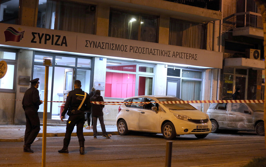 Συλλήψεις και προσαγωγές για την επίθεση στα γραφεία του ΣΥΡΙΖΑ, καταδίκασε η ΝΔ